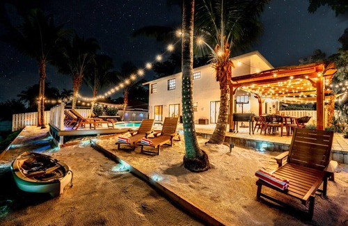 Pembroke Pines Villa | Waterfront Villa w/ Pool Game Room Cinema Spa