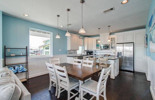 Galveston Casa | Waterfront W/ Community Pool & 5 Min to Beach!