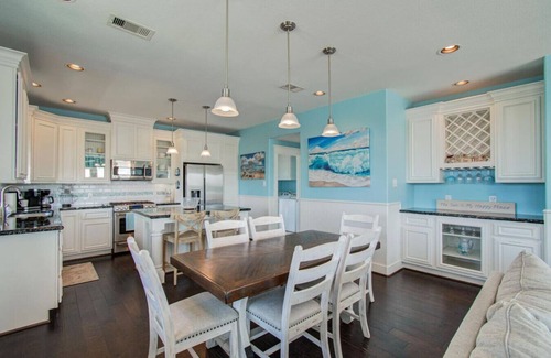 Galveston Casa | Waterfront W/ Community Pool & 5 Min to Beach!