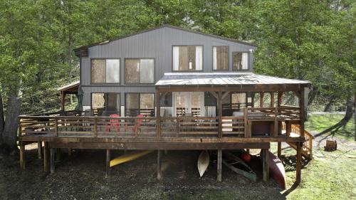 Great Cacapon Casa | Waterfront w Hot Tub Fire Pit Deck & Water Toys
