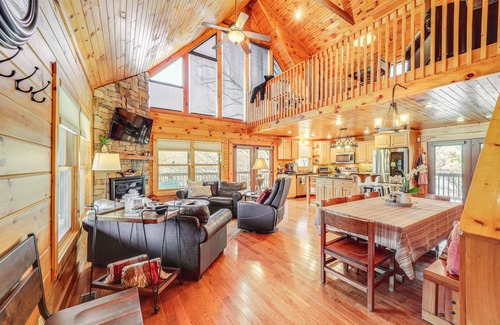 Butler Cabina | Waterfront Watauga Lake Home w/ Private Dock!