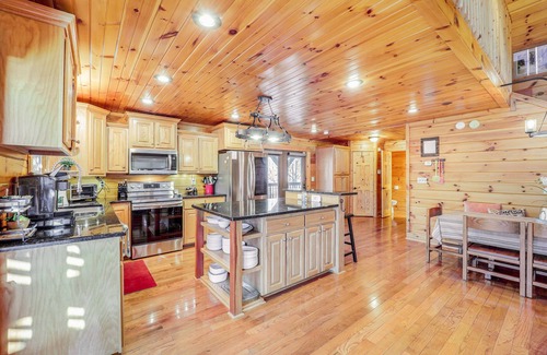 Butler Cabina | Waterfront Watauga Lake Home w/ Private Dock!