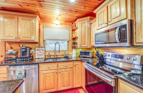 Butler Cabina | Waterfront Watauga Lake Home w/ Private Dock!