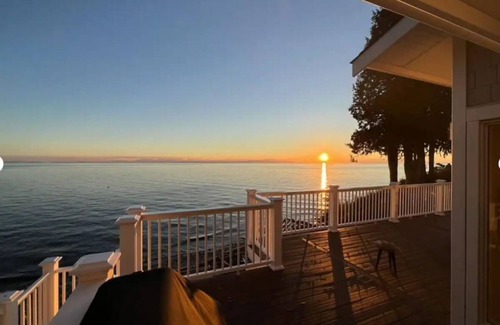 Roberts Creek Apartamento | Whale Watching Waterfront Apartment! Cozy & Private (Sleeps up to 4)!