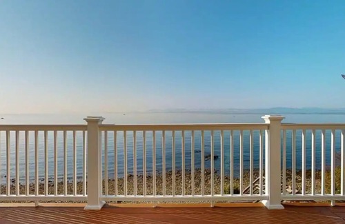 Roberts Creek Apartamento | Whale Watching Waterfront Apartment! Cozy & Private (Sleeps up to 4)!