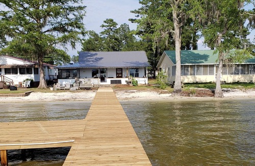 Elizabethtown Cabaña | Waterfront White Lake Cottage