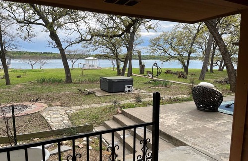 StarCrest Estates Casa | Waterfront Wildlife Cottage with Fishing Dock and Hot Tub