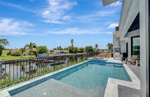 Yacht Club Casa | Waterfront Wine Down