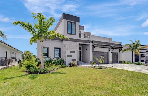 Yacht Club Casa | Waterfront Wine Down