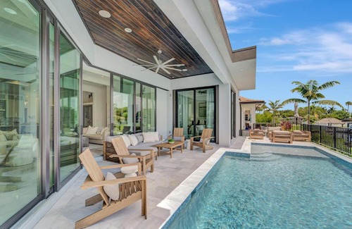 Yacht Club Casa | Waterfront Wine Down