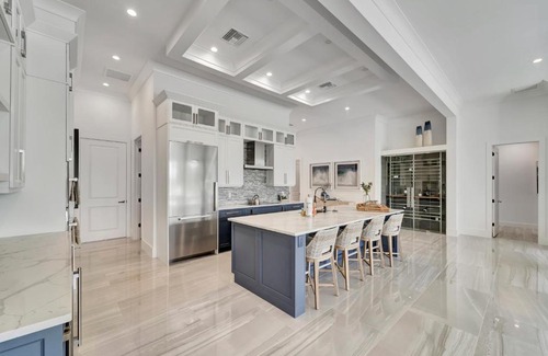 Yacht Club Casa | Waterfront Wine Down