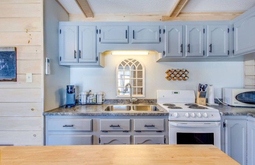 Alberton Cabaña | Waterfront with Access Indoor Hot Tub Sauna 3 BRs
