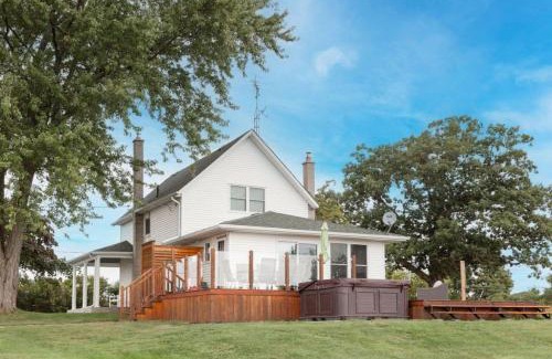 Greater Napanee Casa | Waterfront with Hot Tub Joanie's Farmhouse