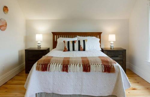 Greater Napanee Casa | Waterfront with Hot Tub Joanie's Farmhouse