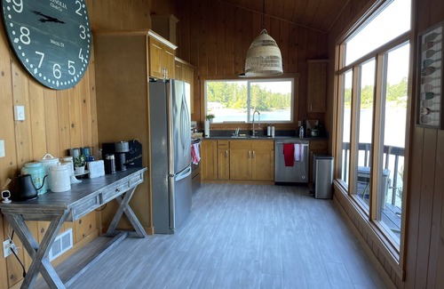 Home Casa | Waterfront with Hot Tub PNW Cabin