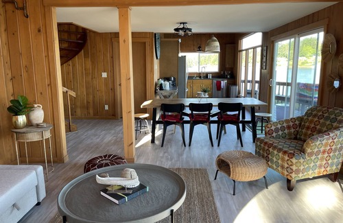 Home Casa | Waterfront with Hot Tub PNW Cabin