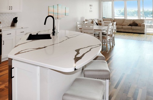 Arnolds Park Condominio | WaterfrontCondo!BridgesBay!AmazingViews!Pets!Pools!Fitness!Arcade!4kingbedrooms!