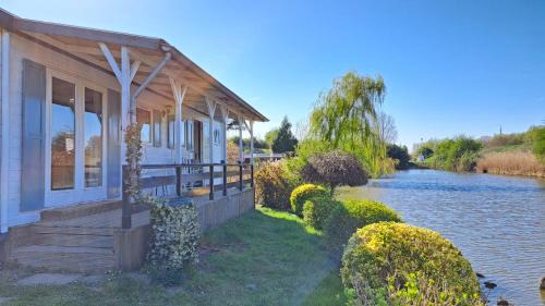 Ooltgensplaat Chalet De Esquí | Waterlodge met waterfiets op monumentaal fort