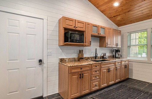 Grass Lake Cabaña | Waterloo Cottage - Beautiful Lakefront Cottage at Clear Lake Near Chelsea, MI.