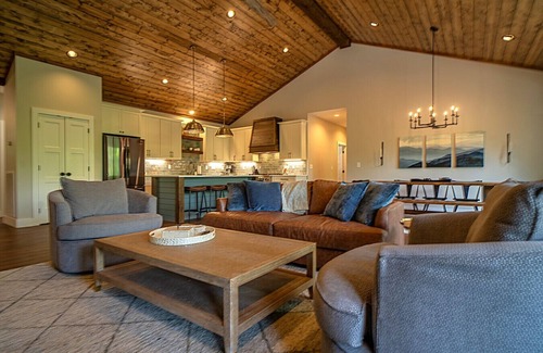 New Tazewell Casa | Watermark Lake House