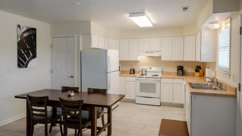 Waves Apartamento | Watermen's Cabana 1B - 2-Bed, 1-Bath Apartment - Walk To BEACH Access & PET Friendly!