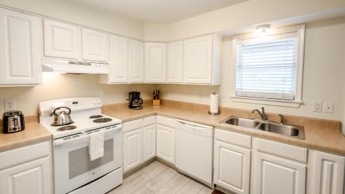 Waves Apartamento | Watermen's Cabana 1B - 2-Bed, 1-Bath Apartment - Walk To BEACH Access & PET Friendly!