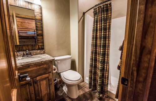 Indian Point Casa | WaterMill Cove Resort 8Bed Lakefront Lodge POOL LAZY RIVER 2 miles to SDC Dock