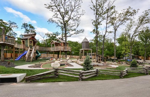 Indian Point Casa | WaterMill Cove Resort 8Bed Lakefront Lodge POOL LAZY RIVER 2 miles to SDC Dock