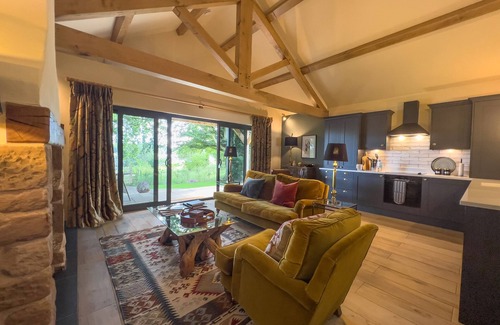Wing Cabaña | Waters Edge, a romantic cottage with stunning views of Talkin Tarn