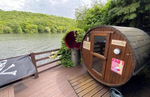 Horton Cabina | Waters edge boathouse Rudyard lake short breaks kayaks fishing hottub