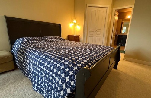 North End Apartamento | WATERSCAPES RESORT KELOWNA 2 FULL BEDROOMS SUITE VACATION RENTALS, SHORT TERM RENTALS.