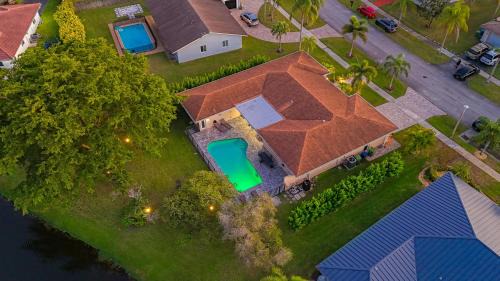 Weston Casa | WatersEdge - Lakefront Beauty, Saltwater Pool