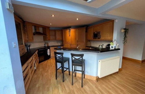 Arrochar Cabaña | WATERSIDE 3 BED COTTAGE, HOT TUB, SAUNA, PVT BEACH