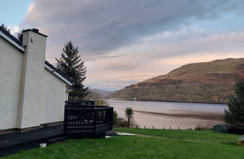 Arrochar Cabaña | WATERSIDE 3 BED COTTAGE, HOT TUB, SAUNA, PVT BEACH