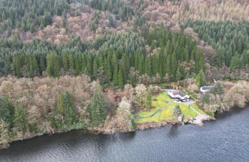 Arrochar Casa | WATERSIDE 3 BED COTTAGE, HOT TUB, SAUNA, PVT BEACH