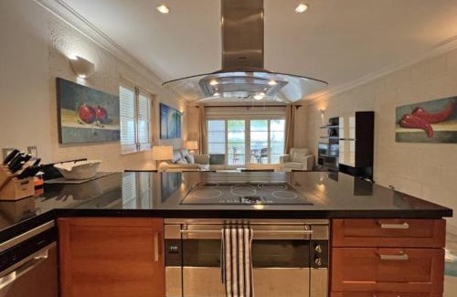 Old Trees Bay Apartamento | Waterside Apartment 101 by Island Villas