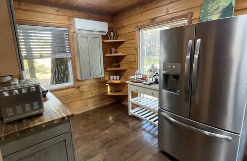 Cisco Cabina | Waterside Cabin GREAT Fishing, 4 beds, 2 Kayaks Gated WI-FI parking Washer Dryer