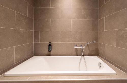 Maubray Casa | Waterside Elegance Sky Pad