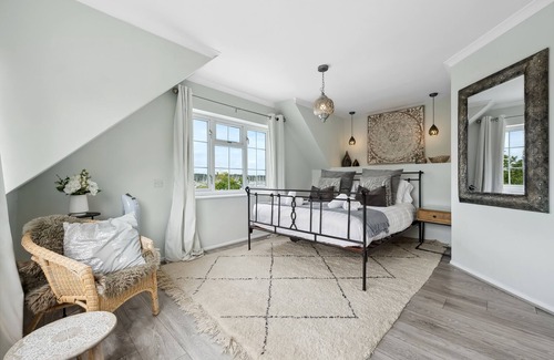 Netley Casa | Waterside Escape - 5 bed Villa on River Hamble