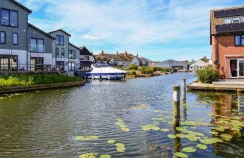 Irstead Casa | Waterside
