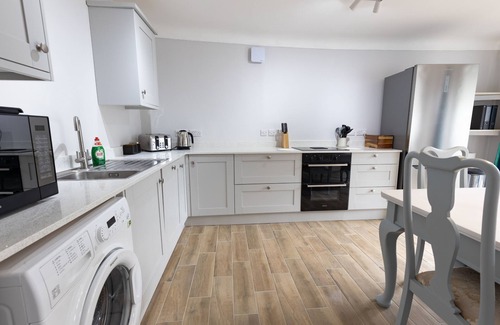 Christchurch Cabaña | 'Waterside' - overlooking Mudeford Harbour - *** No Booking Fees ***