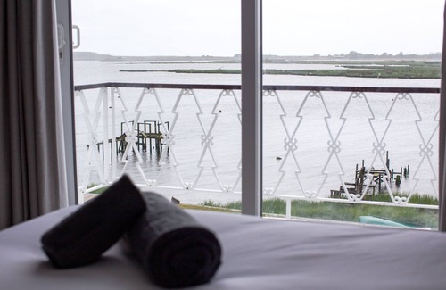 Christchurch Cabaña | 'Waterside' - overlooking Mudeford Harbour - *** No Booking Fees ***