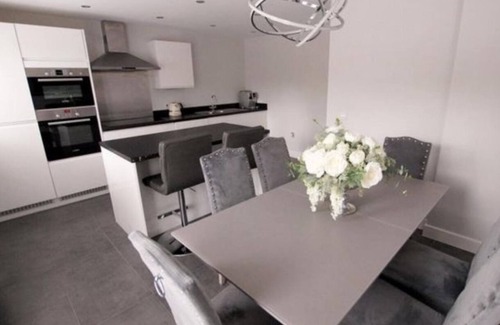 Portsmouth Casa | Waterside Short Term Lets 3 Bedroom Sea Views Hot Tub