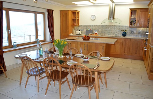 Tighnabruaich Casa | Waterside Villa, ubicación frente a la costa con balcón de 22 m, 5 baños, capacidad para 8
