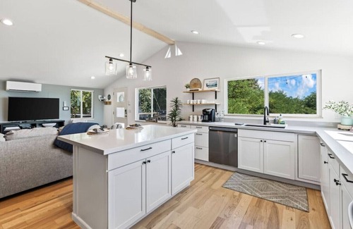 Navy Yard City Casa | Waterview 4BR Home w/Hot Tub, Spa Bath & Game Room