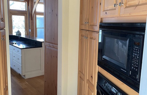 Oak Bluffs Casa | Waterview Farm Contemporary Island Home Walk to Beach and Farm Neck Golf Club