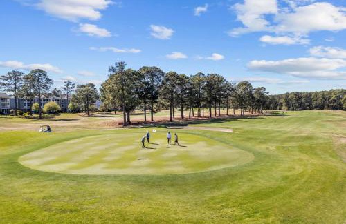 Central Myrtle Beach Apartamento | Waterview Golf Hideaway with 5 bds, Modern Design by myBeach Vacation Rentals