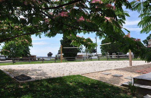 Stevensville Casa | Kent Island Beach House - ¡Voleibol de playa en la bahía de Chesapeake y paseo al bar Tiki!