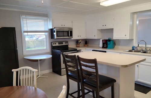 Ocean Isle Beach Casa | Waterway House 2 BR / 1 BA Capacidad para 6 Mascotas Ropa de cama WIFI Recientemente renovado