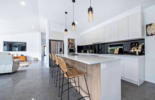 Butlers Falls Casa | Waterway Retreat | Serene Living, Entertains 8